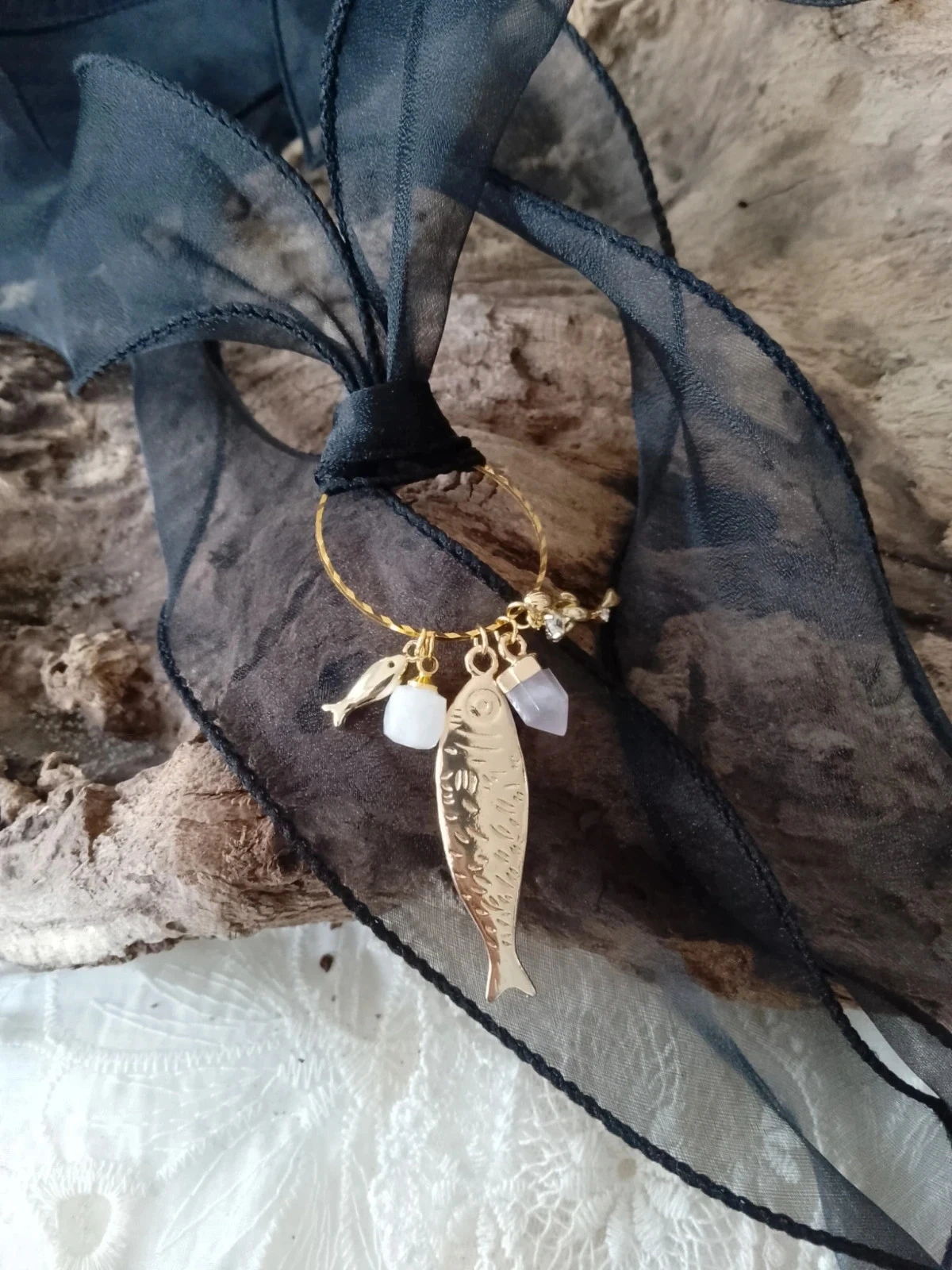 Collier poissons sirène doré pierre naturelle et ruban noir